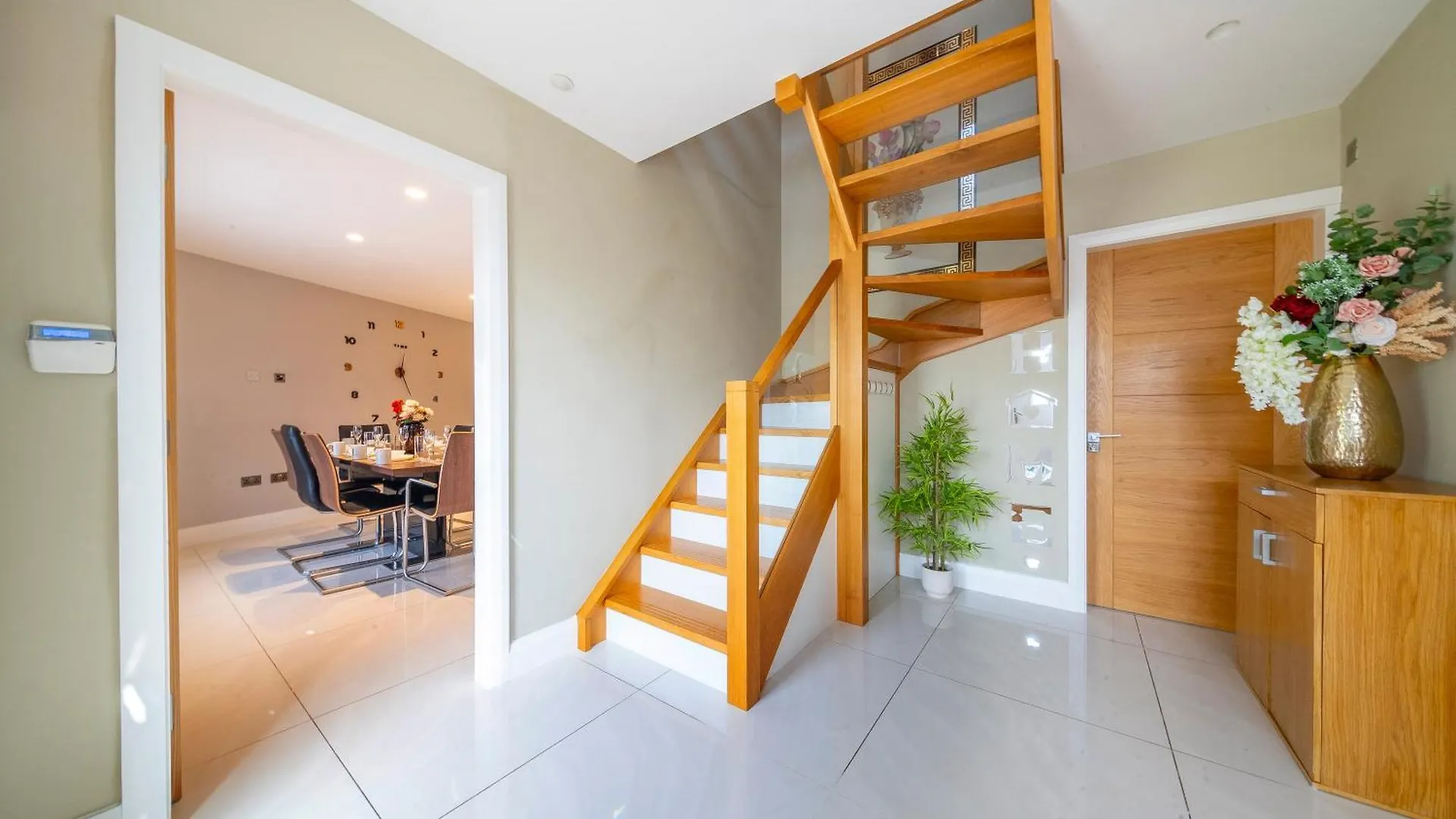 Homestay *Rb7C* For Your Most Relaxed & Cosy Stay + Free Parking + Free Fast Wifi * Batley